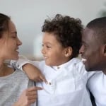 Parents discutant avec leur enfant moment d’échange familial communication parent enfant