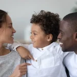 Parents discutant avec leur enfant moment d’échange familial communication parent enfant