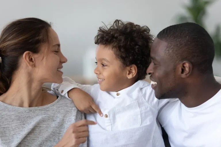 Parents discutant avec leur enfant moment d’échange familial communication parent enfant