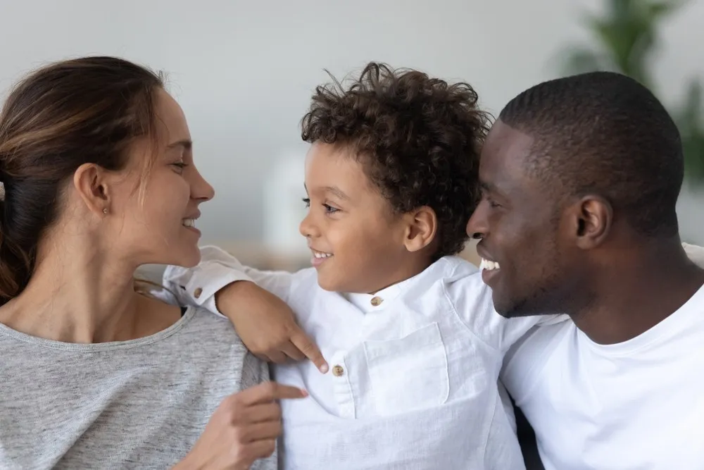 Parents discutant avec leur enfant moment d’échange familial communication parent enfant