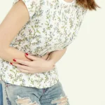 Douleur bas ventre femme se tenant le ventre inconfort abdominal