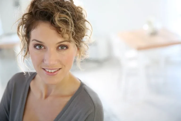 retarder la ménopause femme adulte souriante en bonne santé