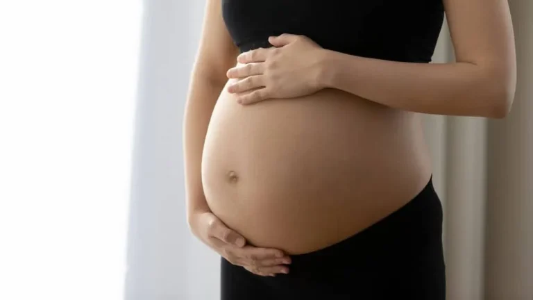 Femme enceinte tenant son ventre rond illustrant préoccupations comme mycose génitale grossesse durant période de gestation